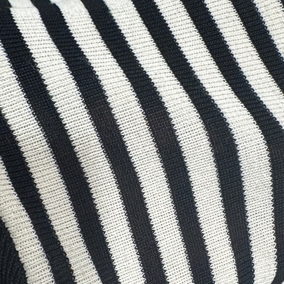 Giorgio Armani Women’s White Black V Striped Short Sleeve Blouse Size US 8 - Picture 9 of 9